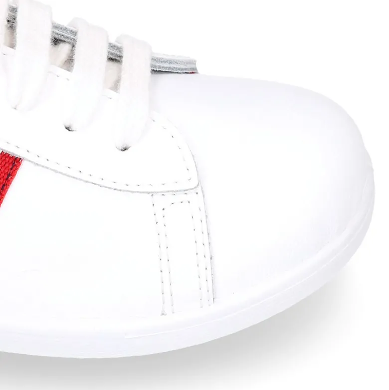 Zapatilla niños colegial OKAA con cordones y diseño con bandera en piel lavable.