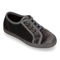 Zapatilla niños con cordones y puntera en terciopelo.