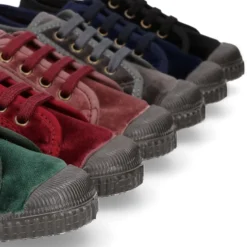 Zapatilla niños con cordones y puntera en terciopelo.
