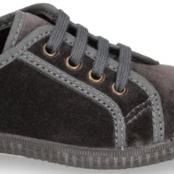 Zapatilla niños con cordones y puntera en terciopelo.