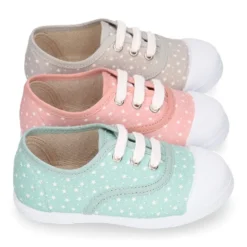 Zapatilla niños con cordones y puntera en lona con ESTRELLAS.
