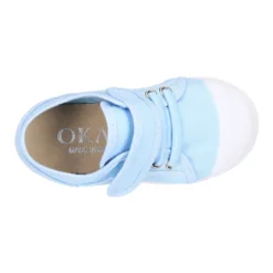 Zapatilla niños con puntera y cordones elásticos en lona en colores pastel.