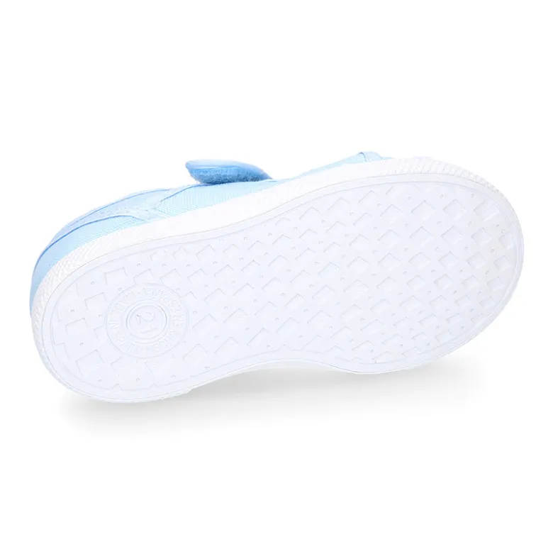 Zapatilla niños con puntera y cordones elásticos en lona en colores pastel.