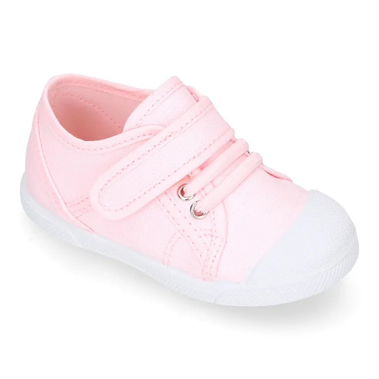 Zapatilla niños con puntera y cordones elásticos en lona en colores pastel.