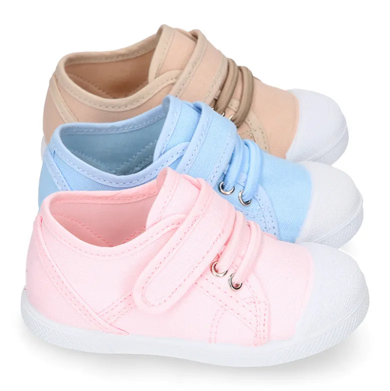 Zapatilla niños con puntera y cordones elásticos en lona en colores pastel.