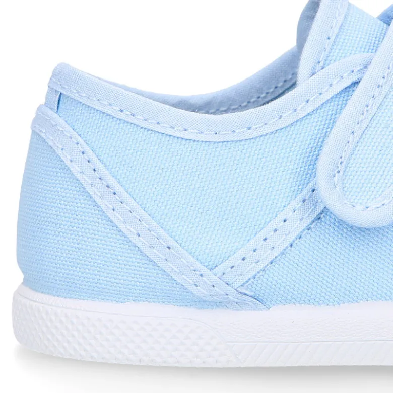 Zapatilla niños con puntera y cordones elásticos en lona en colores pastel.