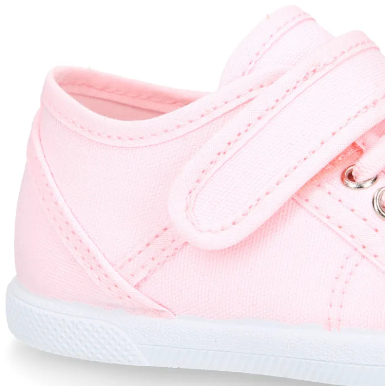 Zapatilla niños con puntera y cordones elásticos en lona en colores pastel.
