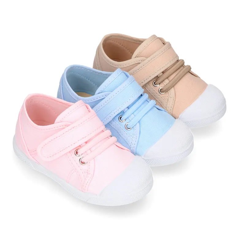 Zapatilla niños con puntera y cordones elásticos en lona en colores pastel.