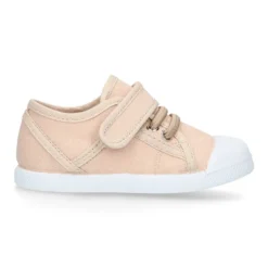 Zapatilla niños con puntera y cordones elásticos en lona en colores pastel.