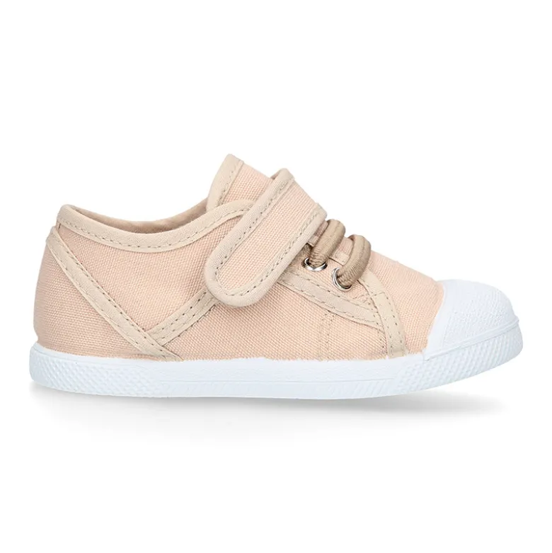 Zapatilla niños con puntera y cordones elásticos en lona en colores pastel.