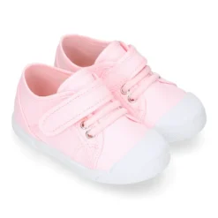 Zapatilla niños con puntera y cordones elásticos en lona en colores pastel.