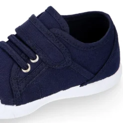 Zapatilla niños con puntera y cordones elásticos en lona algodón.