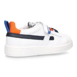 Zapatilla niño sin cordones y con ELÁSTICOS en piel lavable.
