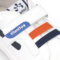 Zapatilla niño sin cordones y con ELÁSTICOS en piel lavable.
