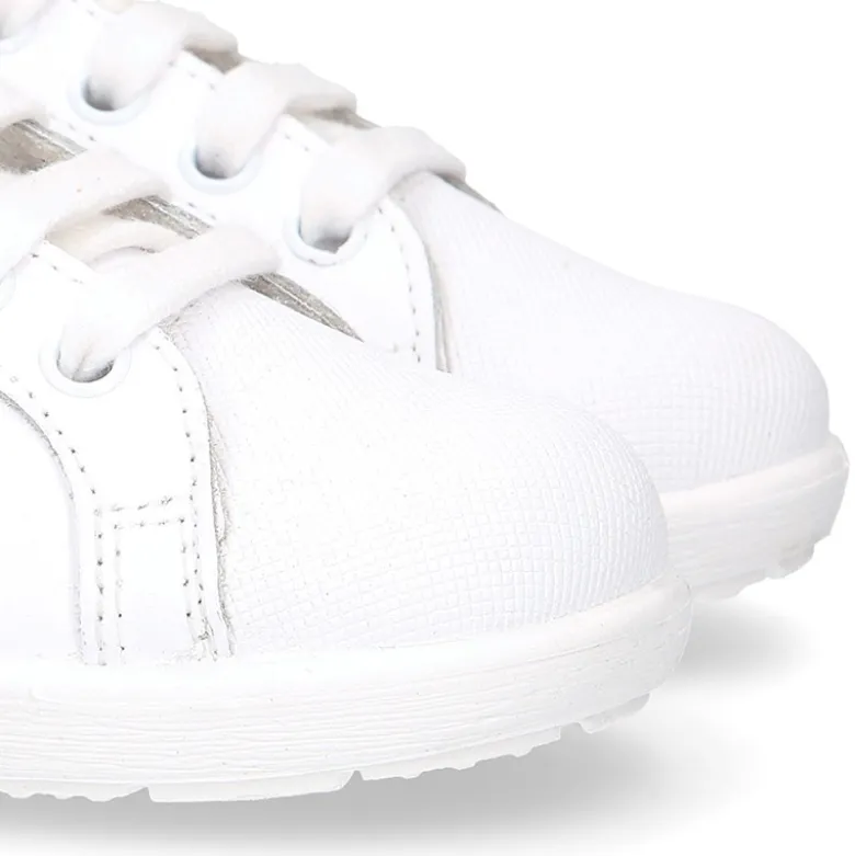 Zapatilla niños OKAA con cordones y puntera en piel lavable.