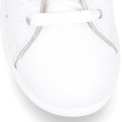 Zapatilla niños OKAA con cordones y puntera en piel lavable.