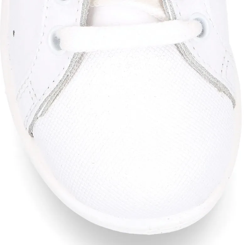 Zapatilla niños OKAA con cordones y puntera en piel lavable.