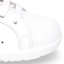Zapatilla niños OKAA con cordones y puntera en piel lavable.