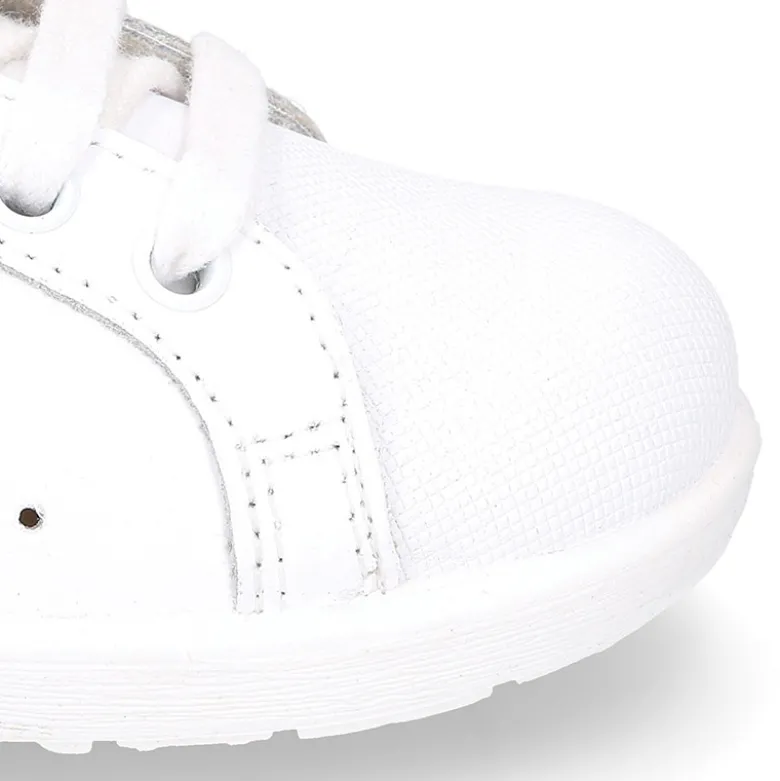 Zapatilla niños OKAA con cordones y puntera en piel lavable.