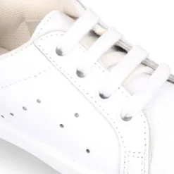 Zapatilla niños OKAA con cordones y puntera en piel lavable.