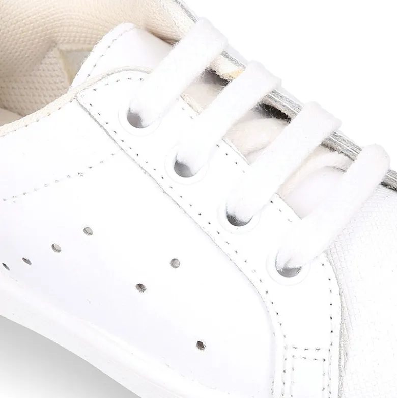 Zapatilla niños OKAA con cordones y puntera en piel lavable.