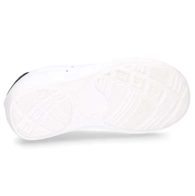 Zapatilla niños OKAA con cordones y puntera en piel lavable.