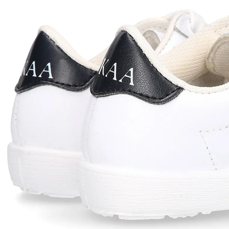 Zapatilla niños OKAA con cordones y puntera en piel lavable.