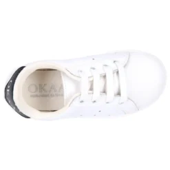 Zapatilla niños OKAA con cordones y puntera en piel lavable.