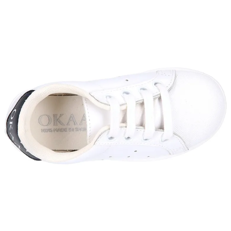 Zapatilla niños OKAA con cordones y puntera en piel lavable.