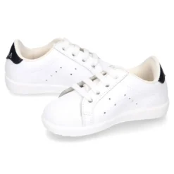 Zapatilla niños OKAA con cordones y puntera en piel lavable.
