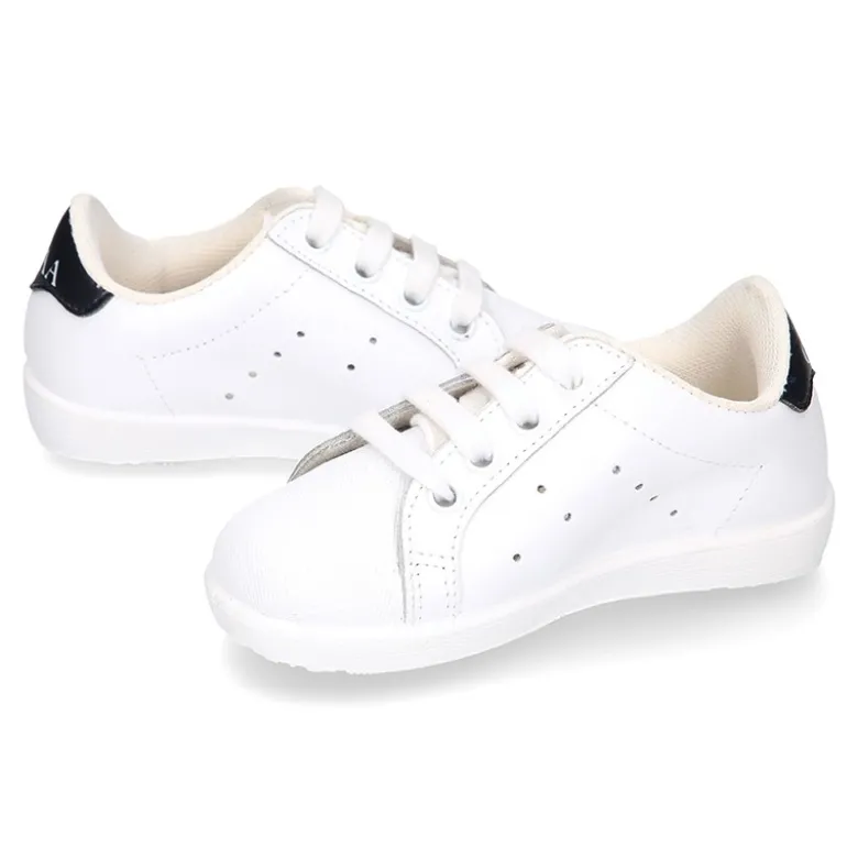 Zapatilla niños OKAA con cordones y puntera en piel lavable.