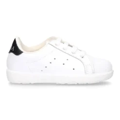 Zapatilla niños OKAA con cordones y puntera en piel lavable.