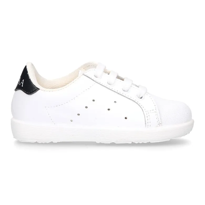 Zapatilla niños OKAA con cordones y puntera en piel lavable.