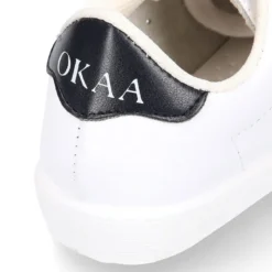 Zapatilla niños OKAA con cordones y puntera en piel lavable.