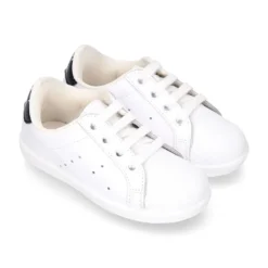 Zapatilla niños OKAA con cordones y puntera en piel lavable.