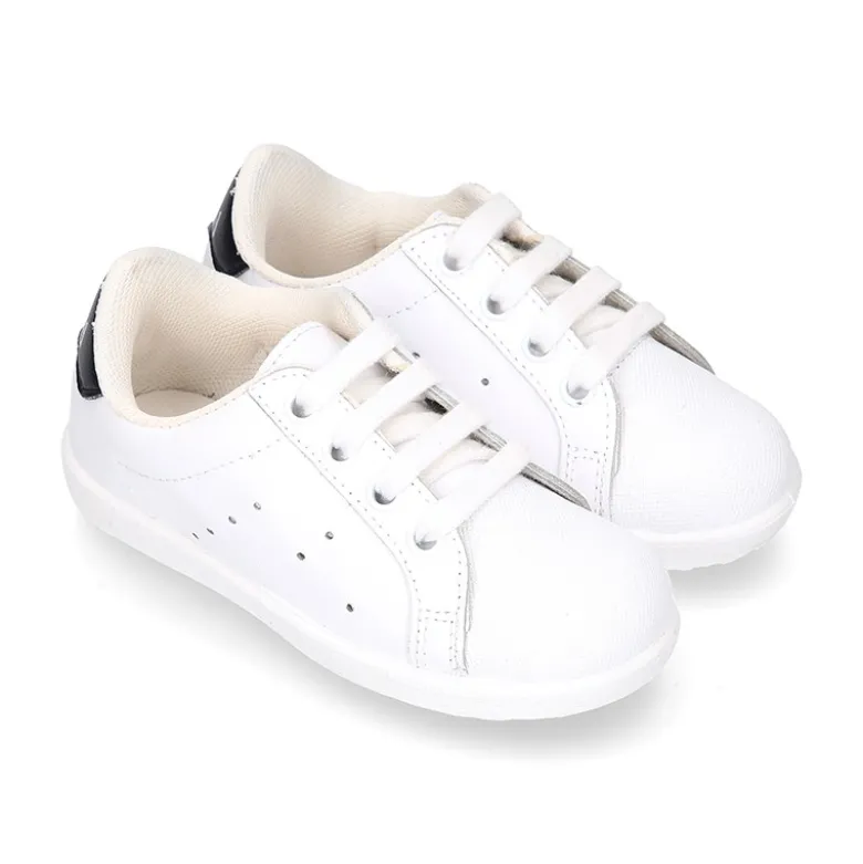 Zapatilla niños OKAA con cordones y puntera en piel lavable.