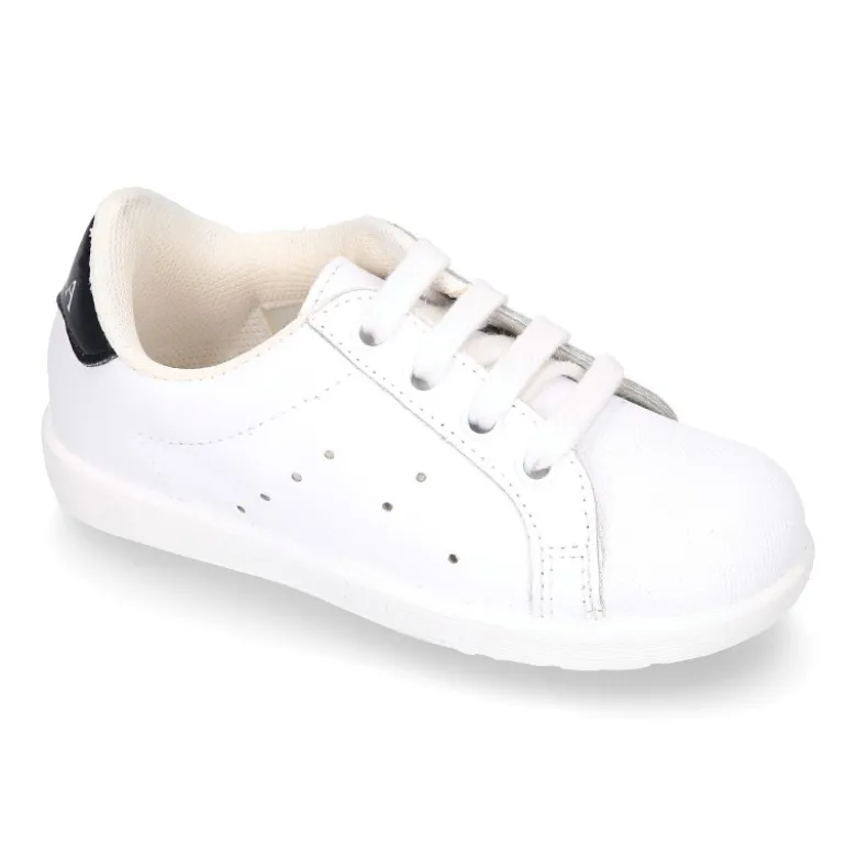 Zapatilla niños OKAA con cordones y puntera en piel lavable.