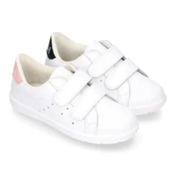 Zapatilla niños OKAA sin cordones en piel lavable.