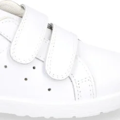 Zapatilla niños OKAA sin cordones en piel lavable.