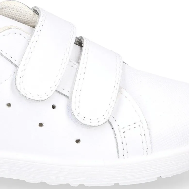 Zapatilla niños OKAA sin cordones en piel lavable.