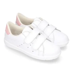Zapatilla niños OKAA sin cordones en piel lavable.
