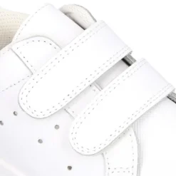 Zapatilla niños OKAA sin cordones en piel lavable.