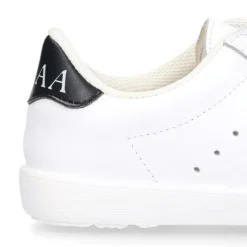 Zapatilla niños OKAA sin cordones en piel lavable.