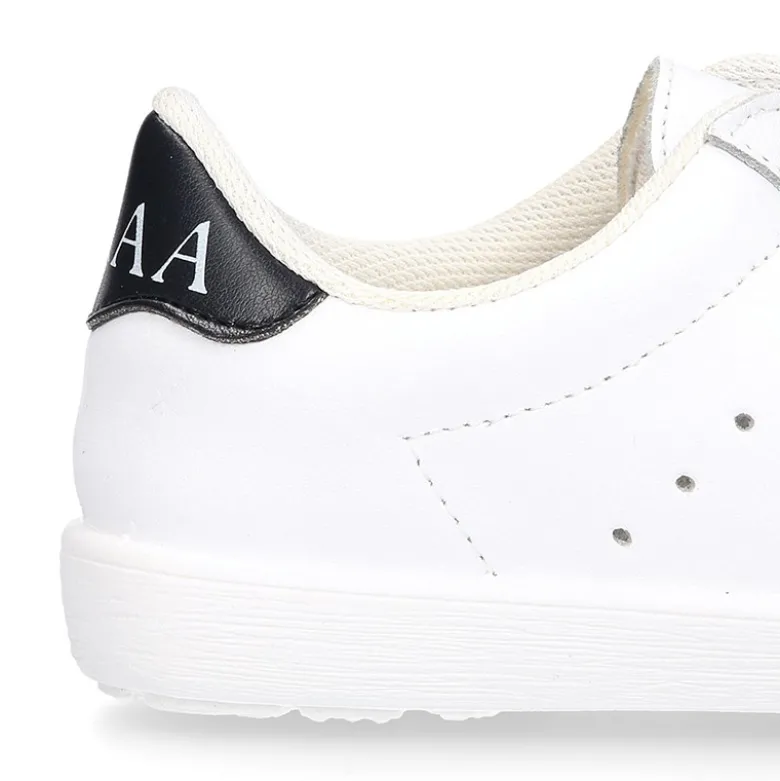 Zapatilla niños OKAA sin cordones en piel lavable.