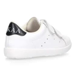 Zapatilla niños OKAA sin cordones en piel lavable.