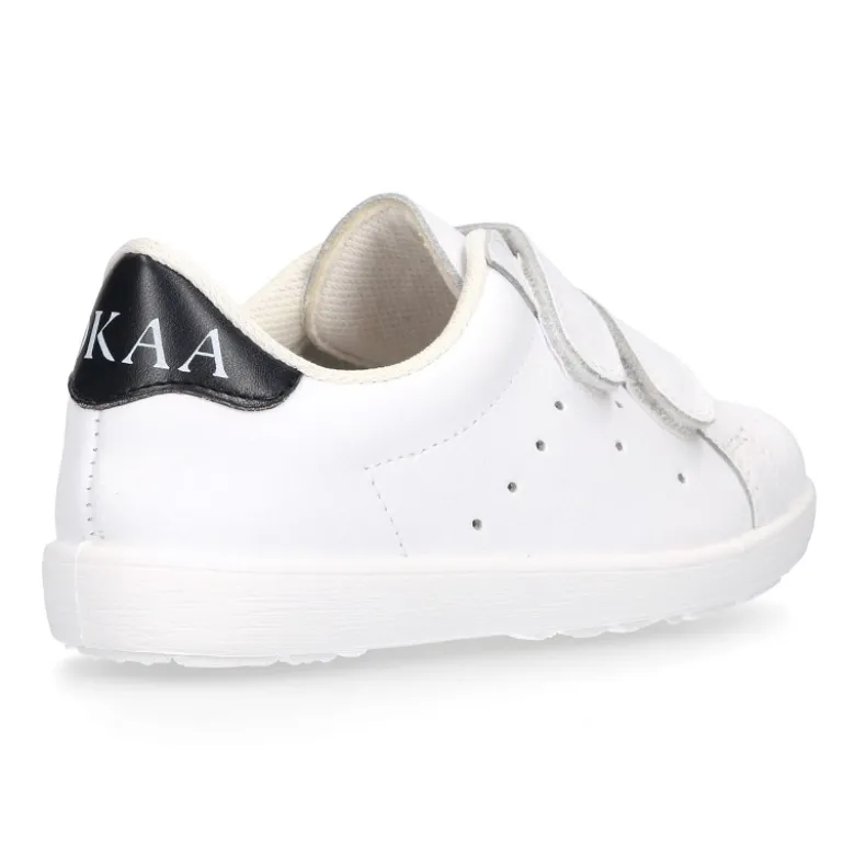 Zapatilla niños OKAA sin cordones en piel lavable.