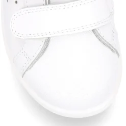 Zapatilla niños OKAA sin cordones en piel lavable.