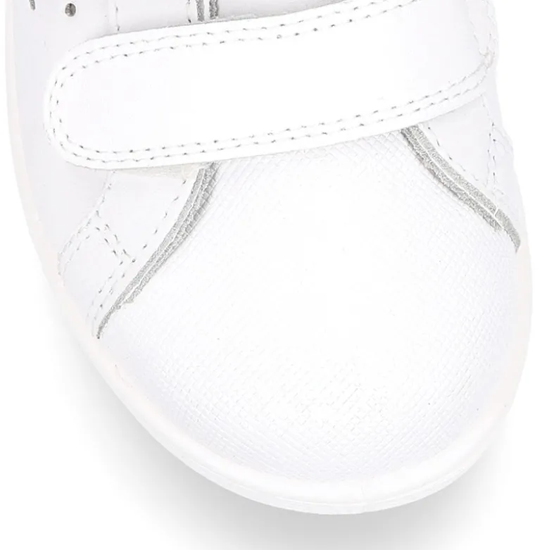 Zapatilla niños OKAA sin cordones en piel lavable.