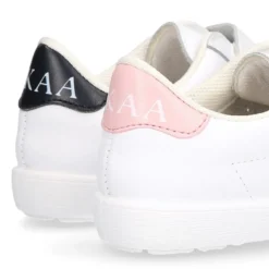 Zapatilla niños OKAA sin cordones en piel lavable.