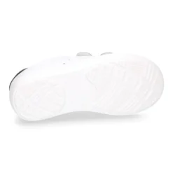 Zapatilla niños OKAA sin cordones en piel lavable.